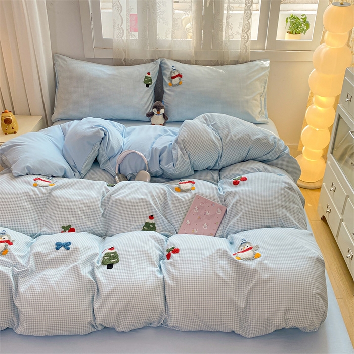 91家纺网 家纺一手货源 找家纺 多品家纺 2025新款超柔水洗棉毛巾绣四件套系列-豆丁企鹅 豆丁企鹅-小格