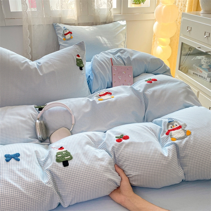 91家纺网 家纺一手货源 找家纺 多品家纺 2025新款超柔水洗棉毛巾绣四件套系列-豆丁企鹅 豆丁企鹅-小格