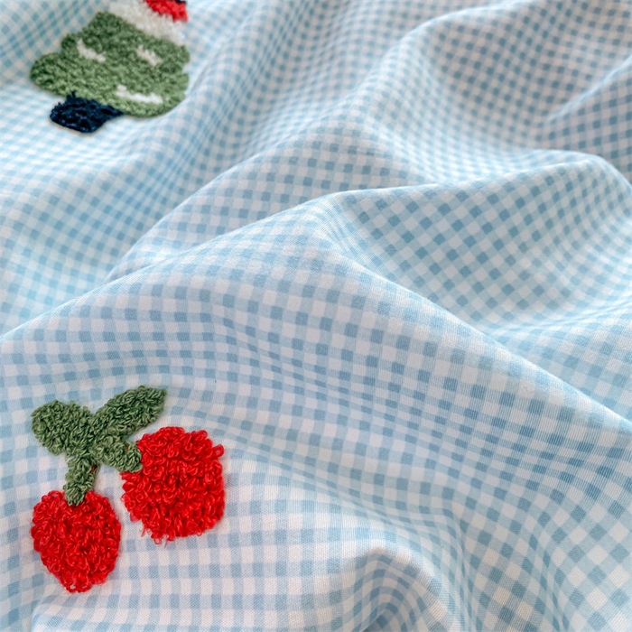 91家纺网 家纺一手货源 找家纺 多品家纺 2025新款超柔水洗棉毛巾绣四件套系列-豆丁企鹅 豆丁企鹅-小格