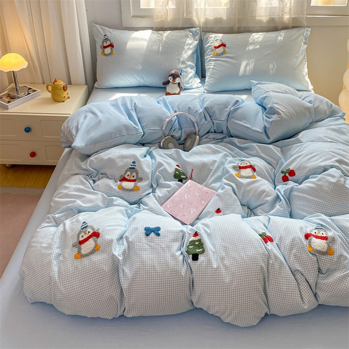 91家纺网 家纺一手货源 找家纺 多品家纺 2025新款超柔水洗棉毛巾绣四件套系列-豆丁企鹅 豆丁企鹅-小格