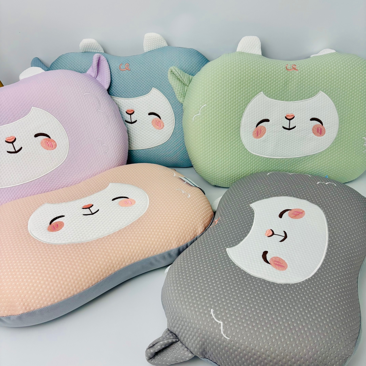 91家纺网 家纺一手货源 找家纺 （总）露函家居 2025春夏新款小羊款绣花凉豆豆猫肚枕单枕头枕芯