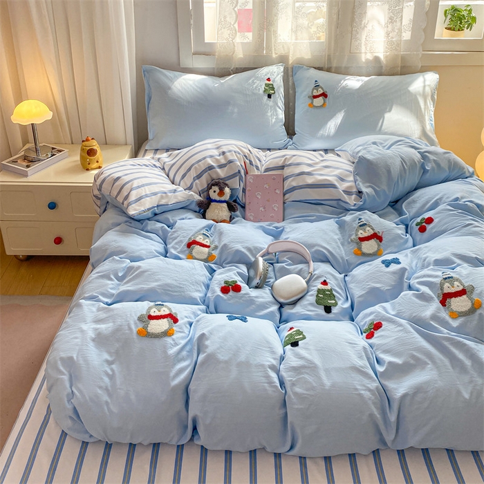 91家纺网 家纺一手货源 找家纺 多品家纺 2025新款超柔水洗棉毛巾绣单被套 豆丁企鹅蓝条