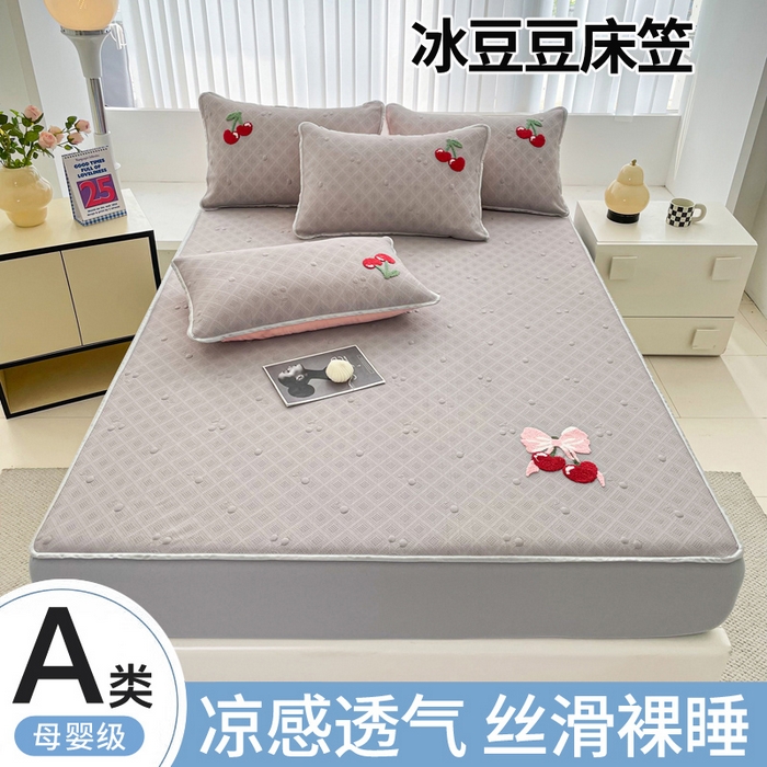 91家纺网 家纺一手货源 找家纺 恋佳居2025新款A类乙伦PE凉豆豆毛巾绣床笠冰丝席（床笠款） 樱桃—灰