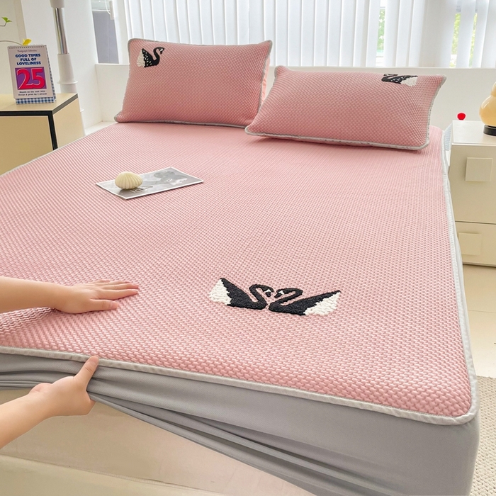 91家纺网 家纺一手货源 找家纺 恋佳居2025新款A类乙伦PE凉豆豆毛巾绣床笠冰丝席（床笠款） 比翼双飞—粉