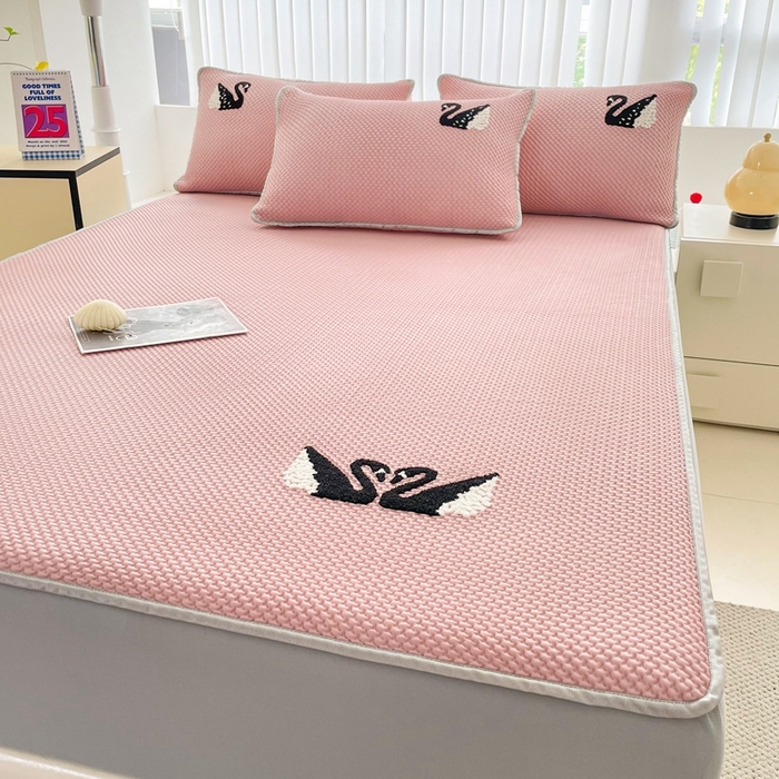 91家纺网 家纺一手货源 找家纺 恋佳居2025新款A类乙伦PE凉豆豆毛巾绣床笠冰丝席（床笠款） 比翼双飞—粉