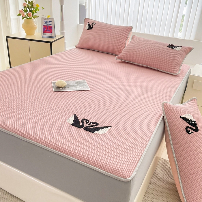 91家纺网 家纺一手货源 找家纺 恋佳居2025新款A类乙伦PE凉豆豆毛巾绣床笠冰丝席（床笠款） 比翼双飞—粉