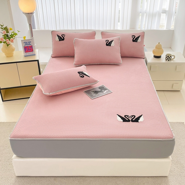 91家纺网 家纺一手货源 找家纺 恋佳居2025新款A类乙伦PE凉豆豆毛巾绣床笠冰丝席（床笠款） 比翼双飞—粉