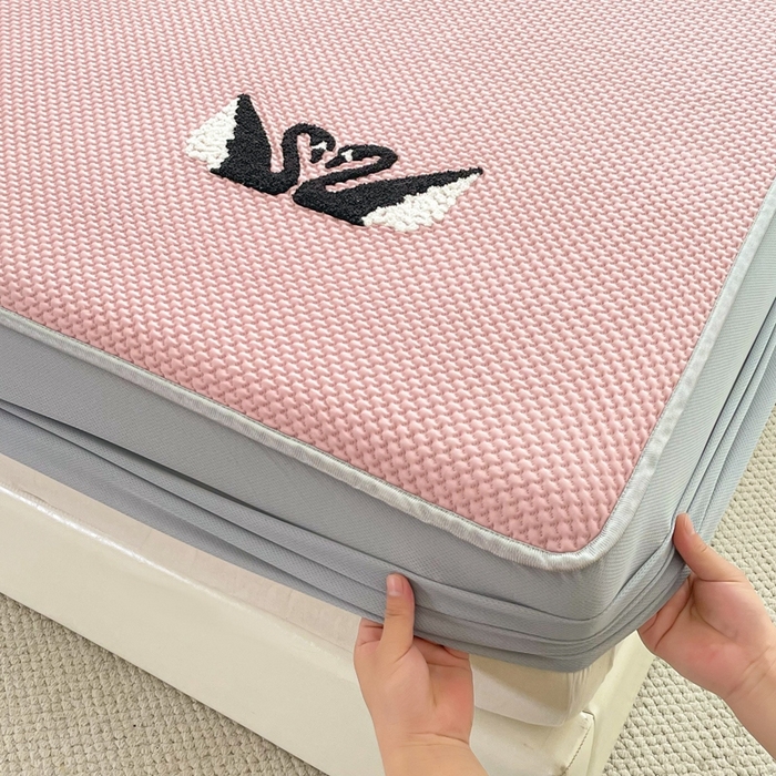 91家纺网 家纺一手货源 找家纺 恋佳居2025新款A类乙伦PE凉豆豆毛巾绣床笠冰丝席（床笠款） 比翼双飞—粉