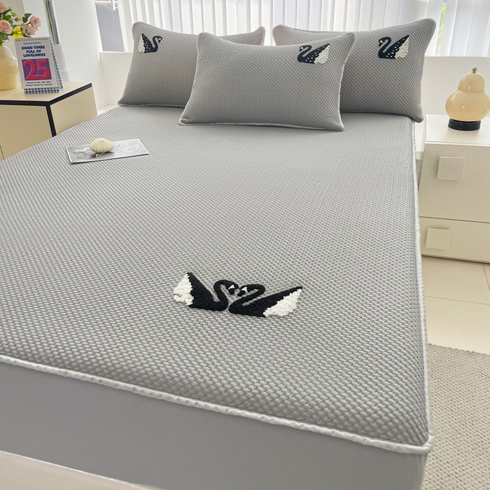 91家纺网 家纺一手货源 找家纺 恋佳居2025新款A类乙伦PE凉豆豆毛巾绣床笠冰丝席（床笠款） 比翼双飞—灰