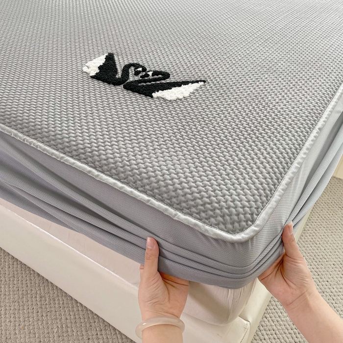 91家纺网 家纺一手货源 找家纺 恋佳居2025新款A类乙伦PE凉豆豆毛巾绣床笠冰丝席（床笠款） 比翼双飞—灰