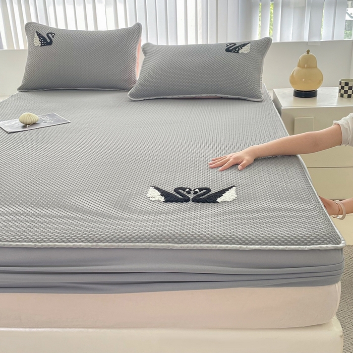 91家纺网 家纺一手货源 找家纺 恋佳居2025新款A类乙伦PE凉豆豆毛巾绣床笠冰丝席（床笠款） 比翼双飞—灰