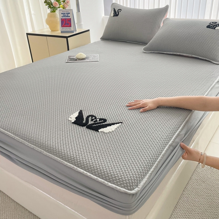 91家纺网 家纺一手货源 找家纺 恋佳居2025新款A类乙伦PE凉豆豆毛巾绣床笠冰丝席（床笠款） 比翼双飞—灰