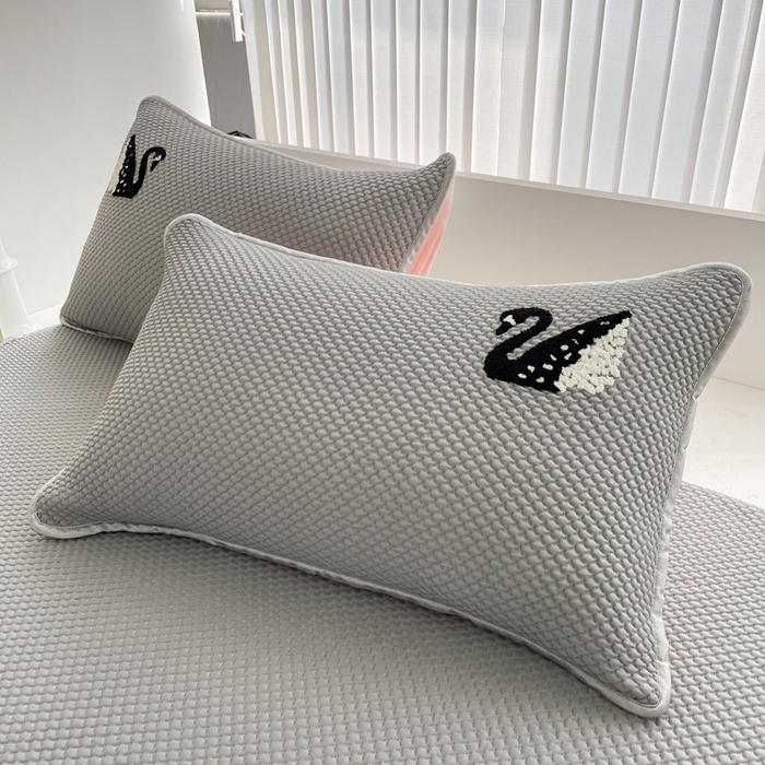 91家纺网 家纺一手货源 找家纺 恋佳居2025新款A类乙伦PE凉豆豆毛巾绣床笠冰丝席（床笠款） 比翼双飞—灰