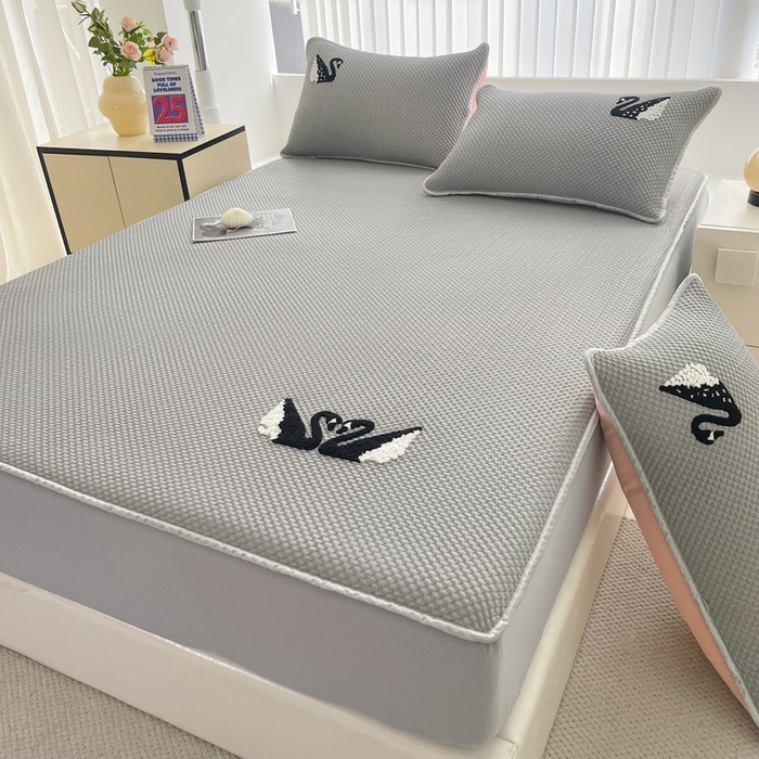 91家纺网 家纺一手货源 找家纺 恋佳居2025新款A类乙伦PE凉豆豆毛巾绣床笠冰丝席（床笠款） 比翼双飞—灰