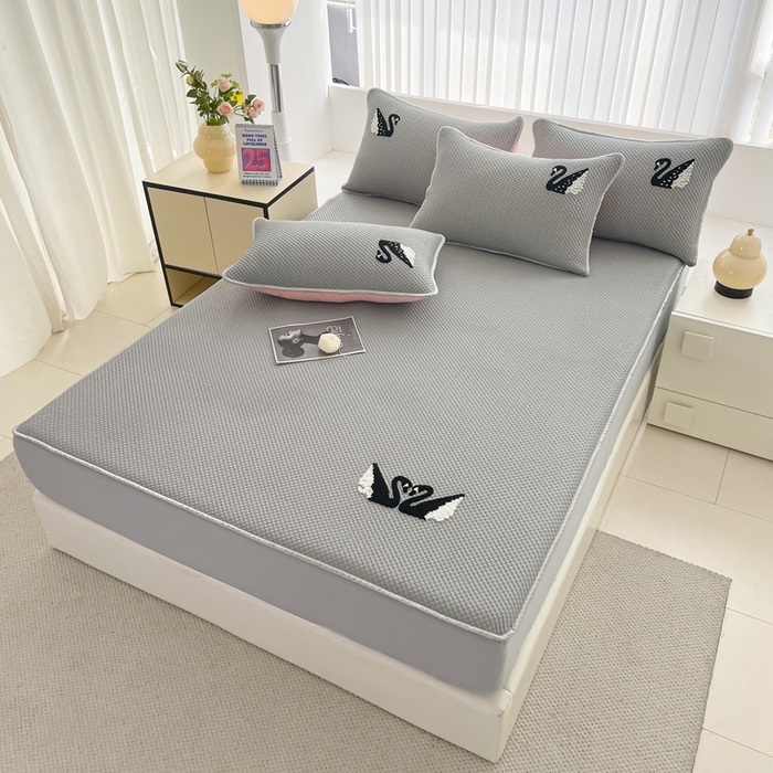 91家纺网 家纺一手货源 找家纺 恋佳居2025新款A类乙伦PE凉豆豆毛巾绣床笠冰丝席（床笠款） 比翼双飞—灰