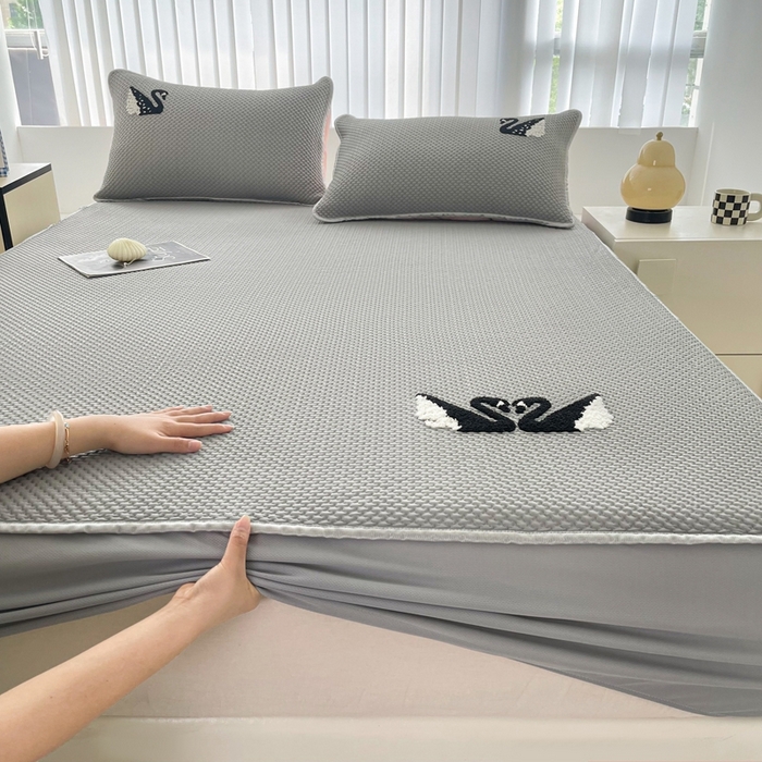 91家纺网 家纺一手货源 找家纺 恋佳居2025新款A类乙伦PE凉豆豆毛巾绣床笠冰丝席（床笠款） 比翼双飞—灰