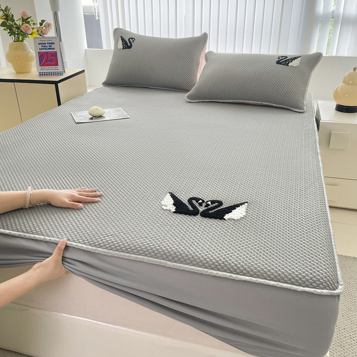 91家纺网 家纺一手货源 找家纺 恋佳居2025新款A类乙伦PE凉豆豆毛巾绣床笠冰丝席（床笠款） 比翼双飞—灰