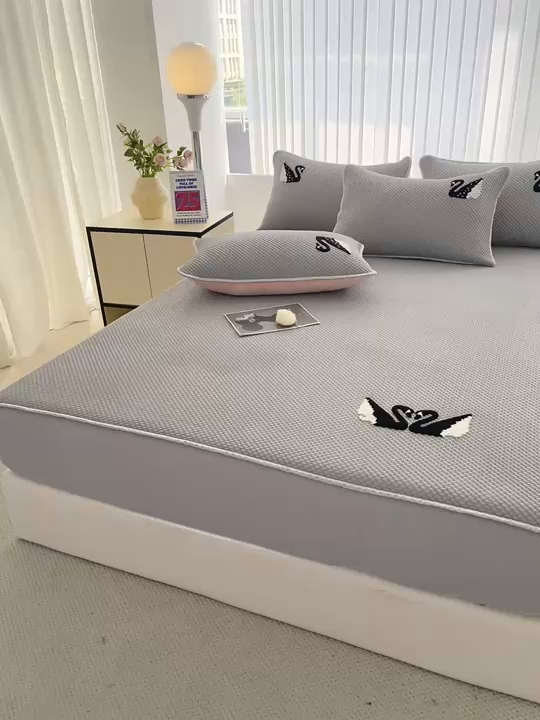 91家纺网 家纺一手货源 找家纺 恋佳居2025新款A类乙伦PE凉豆豆毛巾绣床笠冰丝席（床笠款） 比翼双飞—灰