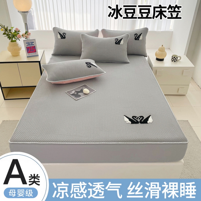 91家纺网 家纺一手货源 找家纺 恋佳居2025新款A类乙伦PE凉豆豆毛巾绣床笠冰丝席（床笠款） 比翼双飞—灰