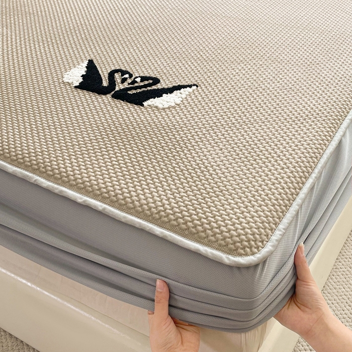 91家纺网 家纺一手货源 找家纺 恋佳居2025新款A类乙伦PE凉豆豆毛巾绣床笠冰丝席（床笠款） 比翼双飞—卡其