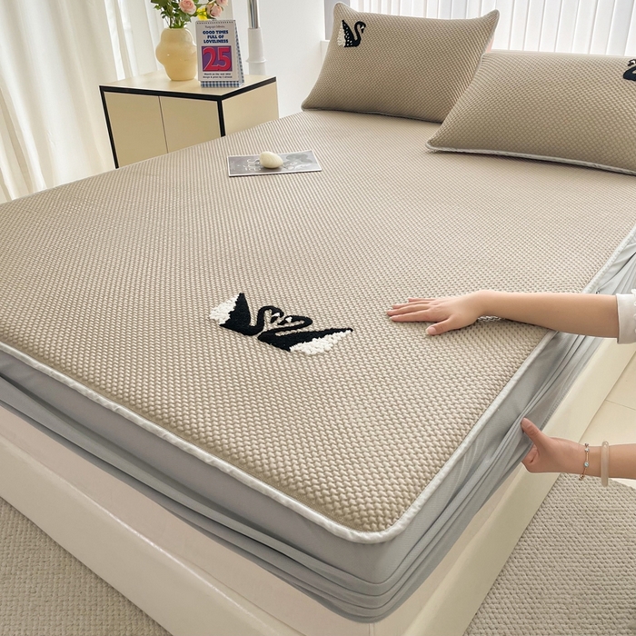 91家纺网 家纺一手货源 找家纺 恋佳居2025新款A类乙伦PE凉豆豆毛巾绣床笠冰丝席（床笠款） 比翼双飞—卡其