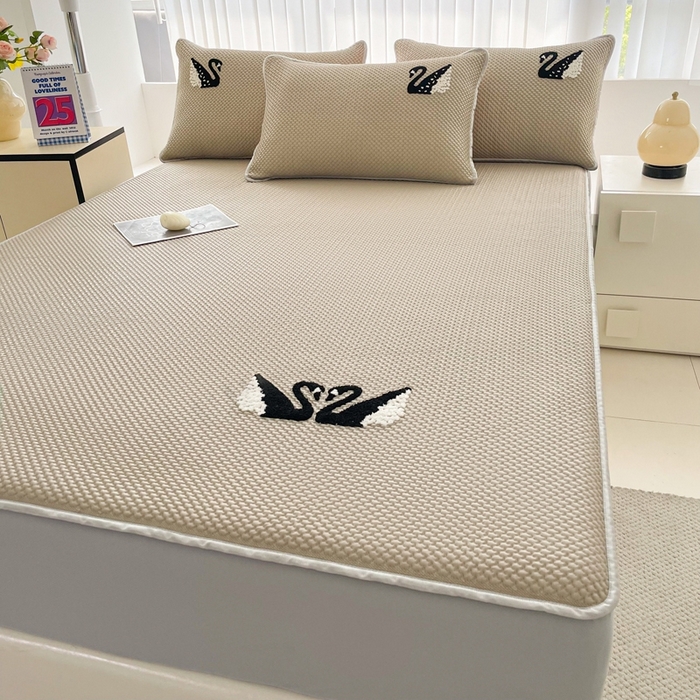 91家纺网 家纺一手货源 找家纺 恋佳居2025新款A类乙伦PE凉豆豆毛巾绣床笠冰丝席（床笠款） 比翼双飞—卡其