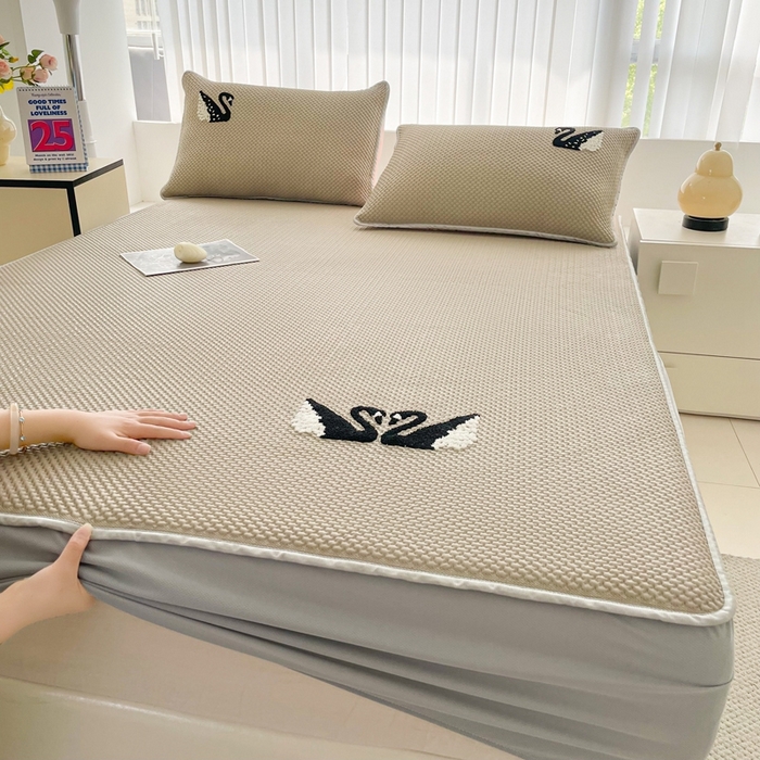 91家纺网 家纺一手货源 找家纺 恋佳居2025新款A类乙伦PE凉豆豆毛巾绣床笠冰丝席（床笠款） 比翼双飞—卡其