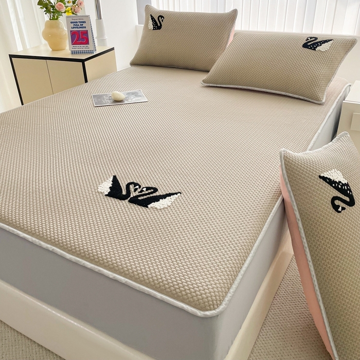 91家纺网 家纺一手货源 找家纺 恋佳居2025新款A类乙伦PE凉豆豆毛巾绣床笠冰丝席（床笠款） 比翼双飞—卡其