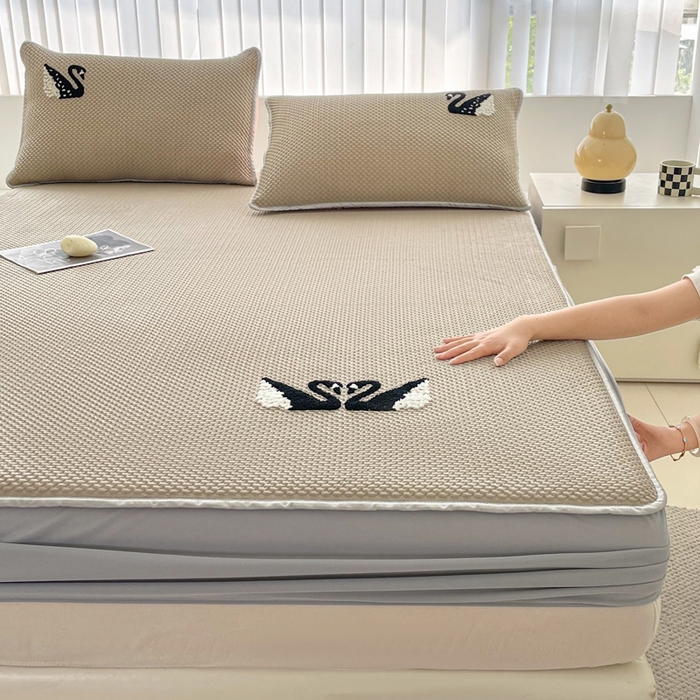 91家纺网 家纺一手货源 找家纺 恋佳居2025新款A类乙伦PE凉豆豆毛巾绣床笠冰丝席（床笠款） 比翼双飞—卡其