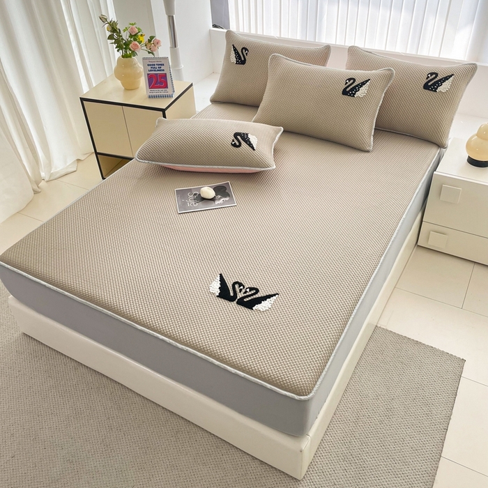 91家纺网 家纺一手货源 找家纺 恋佳居2025新款A类乙伦PE凉豆豆毛巾绣床笠冰丝席（床笠款） 比翼双飞—卡其