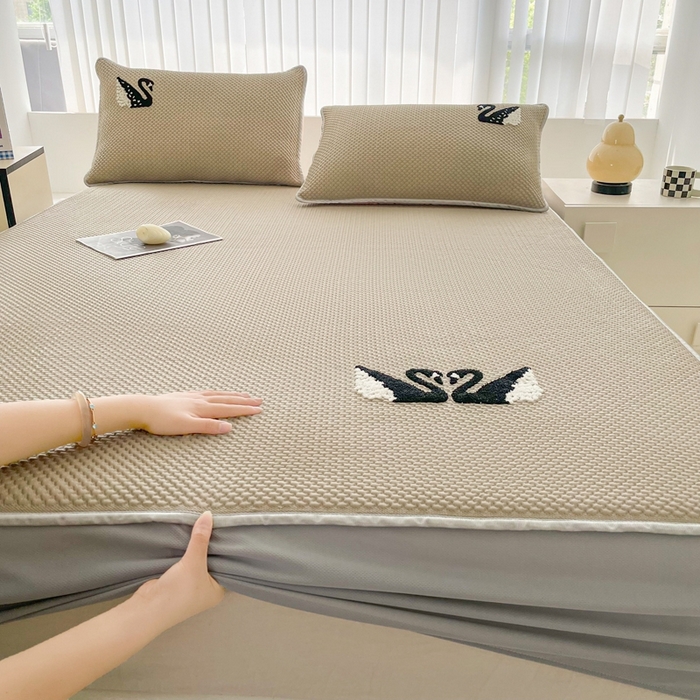 91家纺网 家纺一手货源 找家纺 恋佳居2025新款A类乙伦PE凉豆豆毛巾绣床笠冰丝席（床笠款） 比翼双飞—卡其