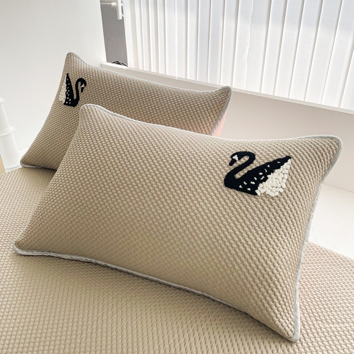 91家纺网 家纺一手货源 找家纺 恋佳居2025新款A类乙伦PE凉豆豆毛巾绣床笠冰丝席（床笠款） 比翼双飞—卡其