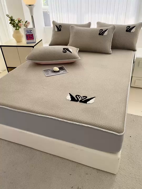 91家纺网 家纺一手货源 找家纺 恋佳居2025新款A类乙伦PE凉豆豆毛巾绣床笠冰丝席（床笠款） 比翼双飞—卡其