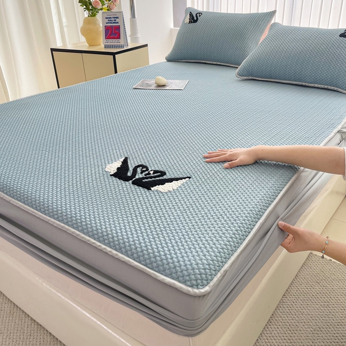 91家纺网 家纺一手货源 找家纺 恋佳居2025新款A类乙伦PE凉豆豆毛巾绣床笠冰丝席（床笠款） 比翼双飞—蓝