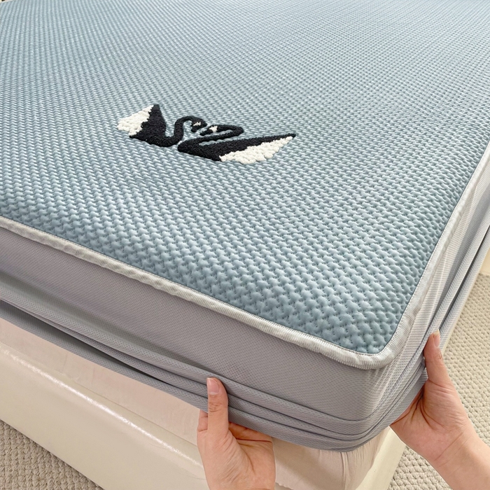 91家纺网 家纺一手货源 找家纺 恋佳居2025新款A类乙伦PE凉豆豆毛巾绣床笠冰丝席（床笠款） 比翼双飞—蓝