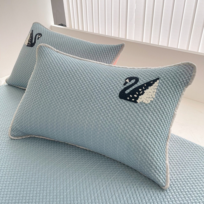 91家纺网 家纺一手货源 找家纺 恋佳居2025新款A类乙伦PE凉豆豆毛巾绣床笠冰丝席（床笠款） 比翼双飞—蓝