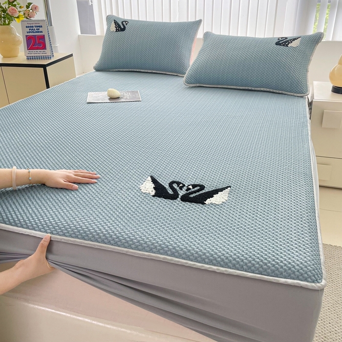 91家纺网 家纺一手货源 找家纺 恋佳居2025新款A类乙伦PE凉豆豆毛巾绣床笠冰丝席（床笠款） 比翼双飞—蓝