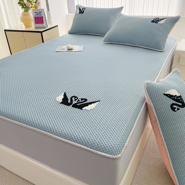 91家纺网 家纺一手货源 找家纺 恋佳居2025新款A类乙伦PE凉豆豆毛巾绣床笠冰丝席（床笠款） 比翼双飞—蓝