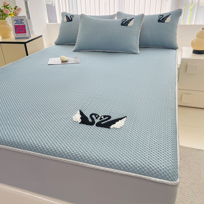 91家纺网 家纺一手货源 找家纺 恋佳居2025新款A类乙伦PE凉豆豆毛巾绣床笠冰丝席（床笠款） 比翼双飞—蓝