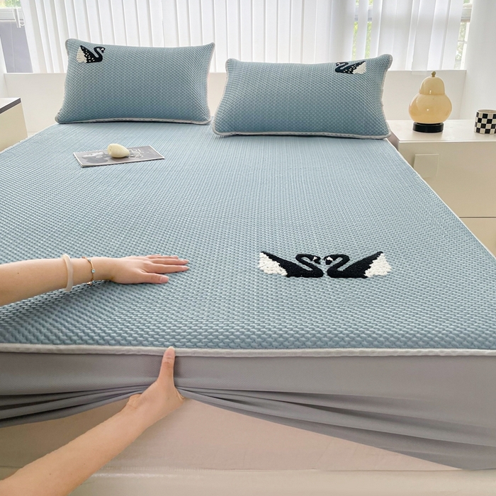 91家纺网 家纺一手货源 找家纺 恋佳居2025新款A类乙伦PE凉豆豆毛巾绣床笠冰丝席（床笠款） 比翼双飞—蓝