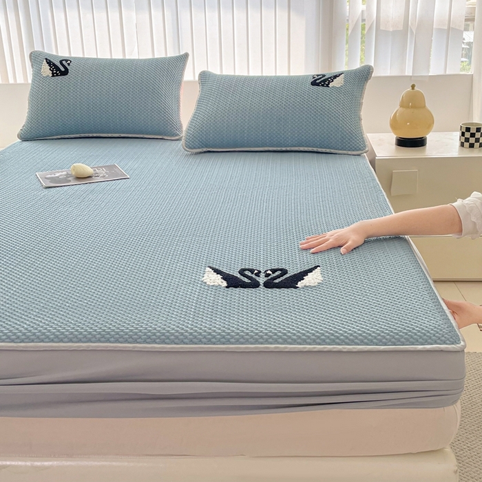 91家纺网 家纺一手货源 找家纺 恋佳居2025新款A类乙伦PE凉豆豆毛巾绣床笠冰丝席（床笠款） 比翼双飞—蓝