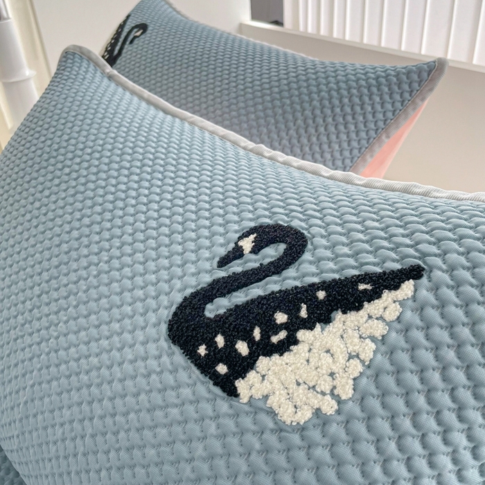 91家纺网 家纺一手货源 找家纺 恋佳居2025新款A类乙伦PE凉豆豆毛巾绣床笠冰丝席（床笠款） 比翼双飞—蓝