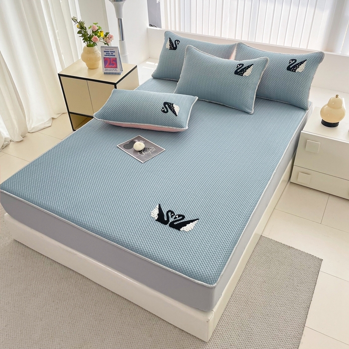 91家纺网 家纺一手货源 找家纺 恋佳居2025新款A类乙伦PE凉豆豆毛巾绣床笠冰丝席（床笠款） 比翼双飞—蓝