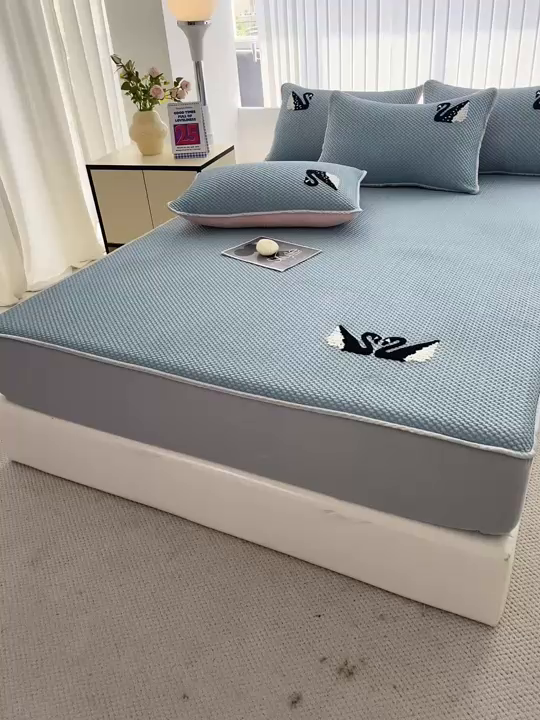 91家纺网 家纺一手货源 找家纺 恋佳居2025新款A类乙伦PE凉豆豆毛巾绣床笠冰丝席（床笠款） 比翼双飞—蓝