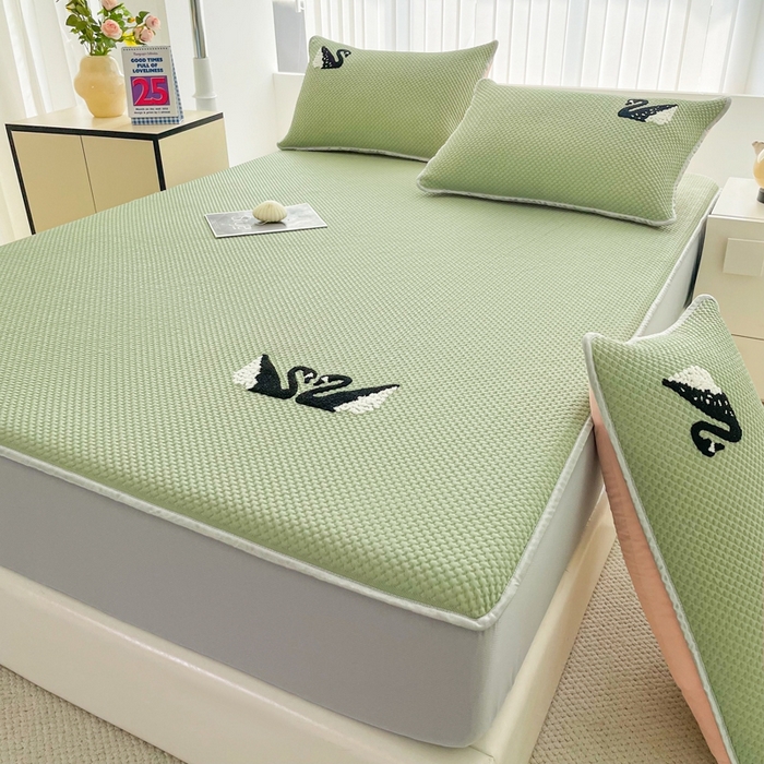 91家纺网 家纺一手货源 找家纺 恋佳居2025新款A类乙伦PE凉豆豆毛巾绣床笠冰丝席（床笠款） 比翼双飞—绿