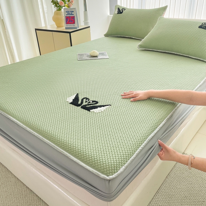 91家纺网 家纺一手货源 找家纺 恋佳居2025新款A类乙伦PE凉豆豆毛巾绣床笠冰丝席（床笠款） 比翼双飞—绿