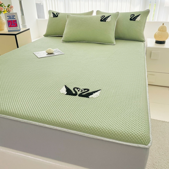 91家纺网 家纺一手货源 找家纺 恋佳居2025新款A类乙伦PE凉豆豆毛巾绣床笠冰丝席（床笠款） 比翼双飞—绿