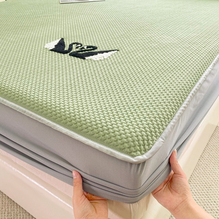 91家纺网 家纺一手货源 找家纺 恋佳居2025新款A类乙伦PE凉豆豆毛巾绣床笠冰丝席（床笠款） 比翼双飞—绿