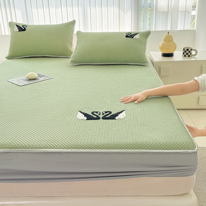91家纺网 家纺一手货源 找家纺 恋佳居2025新款A类乙伦PE凉豆豆毛巾绣床笠冰丝席（床笠款） 比翼双飞—绿