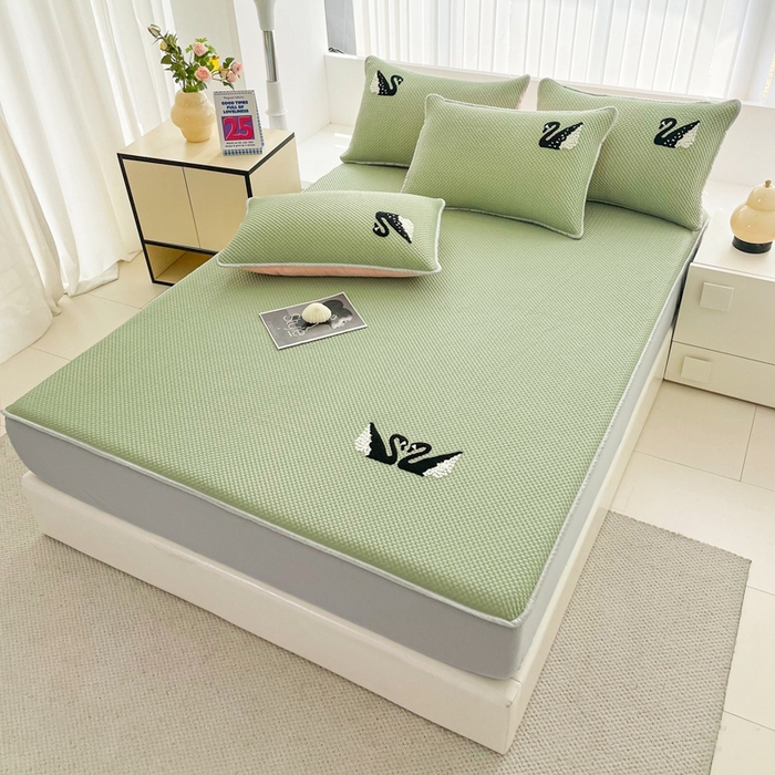 91家纺网 家纺一手货源 找家纺 恋佳居2025新款A类乙伦PE凉豆豆毛巾绣床笠冰丝席（床笠款） 比翼双飞—绿